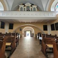 Také v interiéru kostela svatého Petra z Alkantary se dá poznat, jak nakloněná stavba je.