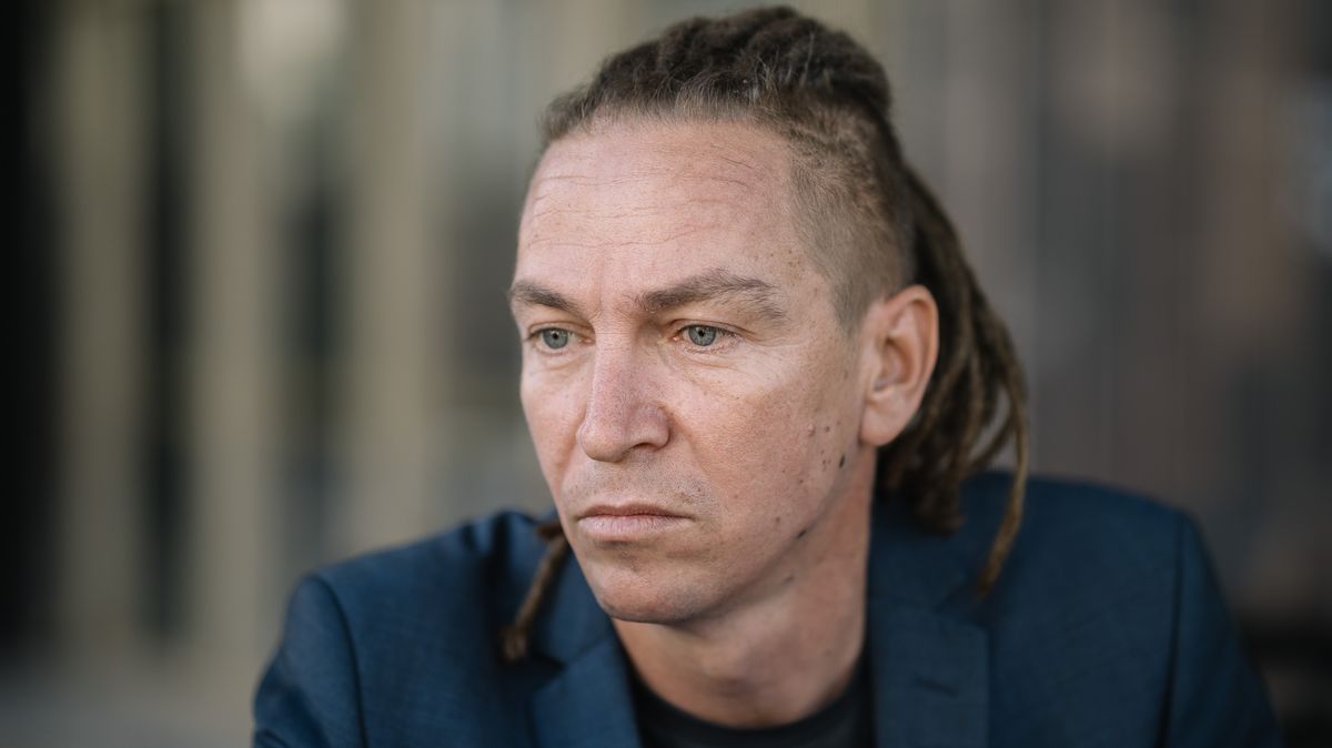 „Nenechám se zastrašit.“ Útočník poničil kancelář Ivana Bartoše