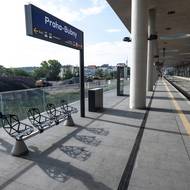 Nádražní budova má rozměry 250 krát 50 metrů a vlaky vjíždí přímo do jejího interiéru. V Česku vůbec poprvé.