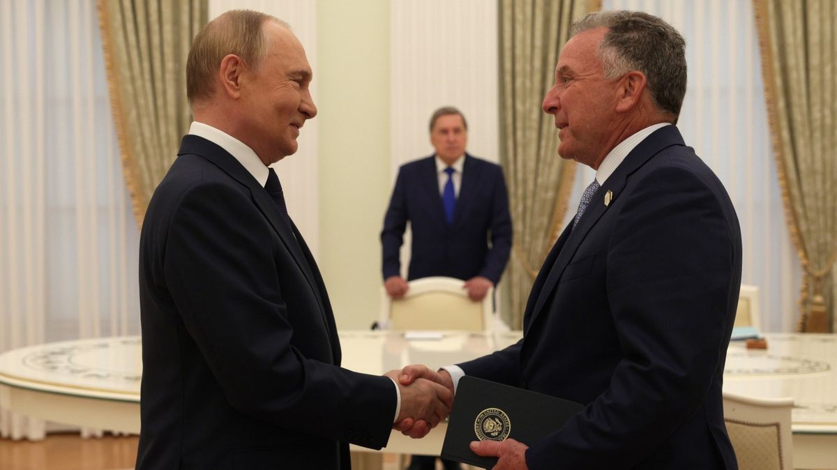 Putin přivítal Trumpova zmocněnce s úsměvem, Moskvě dochází čas