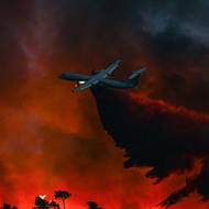 Bylo zničeno nejméně 25 domů a více než 2 500 domácností je bez elektřiny. Podle úředníků shořely také desítky vozidel.

(Hasičské letadlo De Havilland Dash v departementu Aude ve Francii, 6. srpna.)