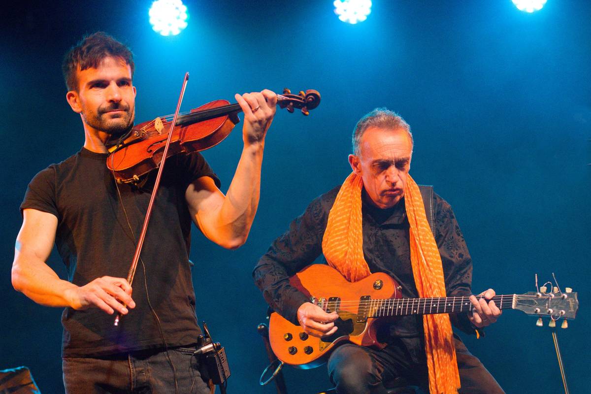 … kytarista Justin Adams (vpravo) s italským houslistou a hráčem na rámový buben Maurem Durantem...