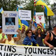 Příznivci Ukrajiny stojí u bezpečnostní zátarasy poblíž Bílého domu ve Washingtonu.