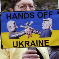 Jeden z příznivců Ukrajiny stál u bezpečnostní zátarasy poblíž Bílého domu ve Washingtonu.