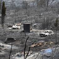 Obyvatelé byli vyzváni, aby se nevraceli domů, a v celém regionu bylo otevřeno 17 dočasných ubytovacích zařízení, oznámila prefektura Aude. 

(Spálená vozidla v Saint-Laurent-de-la-Cabrerisse v jižní Francii, 5. srpna.)