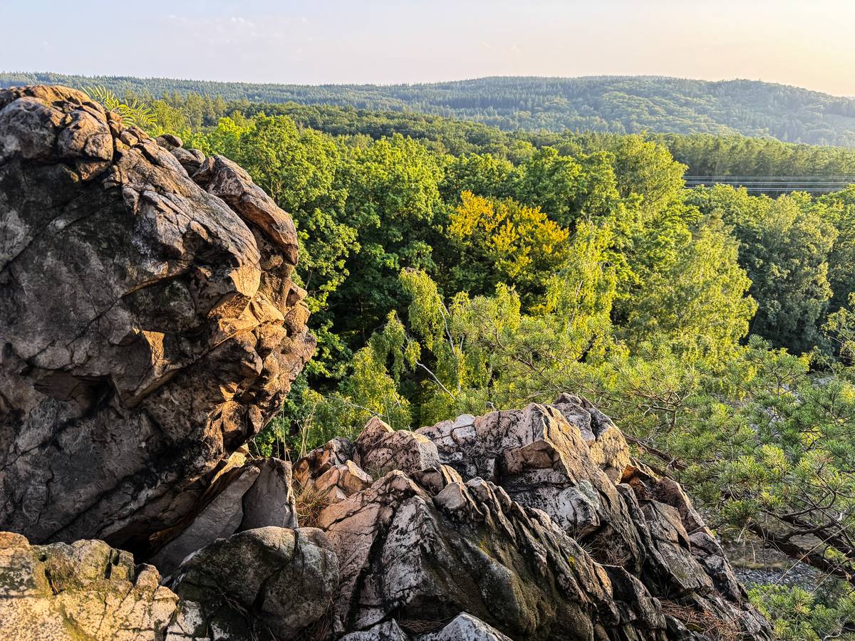 Výhled z Baby nekazí jen nedaleká silnice, ale i dráty vysokého napětí.