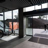 K vlakům se cestující dostanou po eskalátorech nebo výtahy.