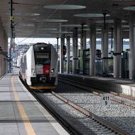 Nádraží v Bubnech leží na dvou významných příměstských tratích. Do Kralup nad Vltavou a dále do Ústí nad Labem a také směrem do Kladna.