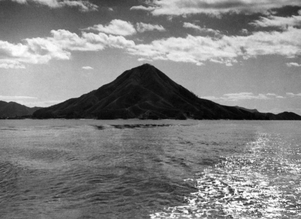 Je tomu 80 let, co na Ninošimu, malý ostrov na dohled od Hirošimy, převezla japonská armáda tisíce obětí výbuchu americké atomové bomby. Podle historických záznamů z nich kvůli nedostatečné lékařské pomoci přežilo jen několik stovek.