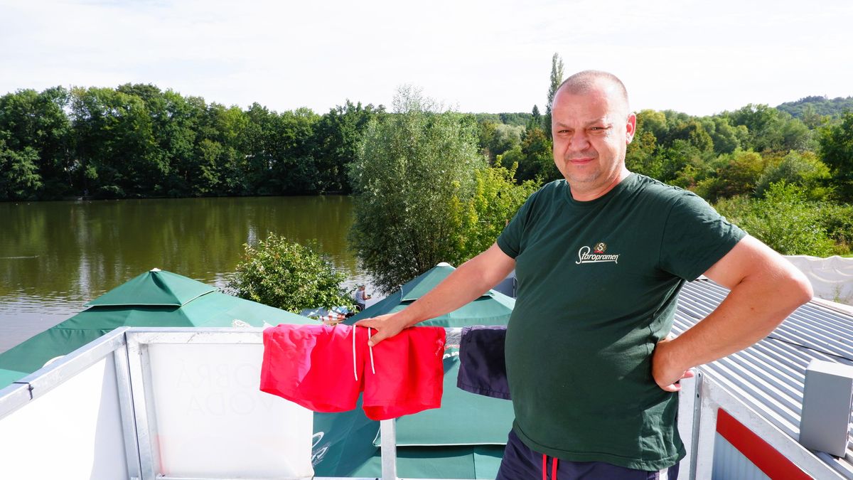 „Poslední rozmarné léto“ v Motole. Konec koupaliště mrzí i Uhlíře se Svěrákem
