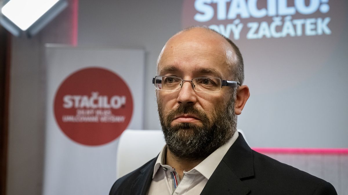 Miliardář u Vidláka na dvorku. Nynějšímu šéfovi Stačilo! platil i dovolenou