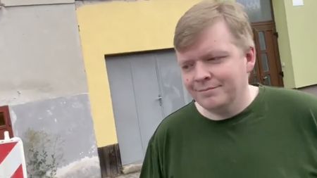 Jiřikovského stále sledovali. Důkazy hledali policisté na deseti místech