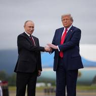 Potřásli si rukou a po krátkém zapózování fotografům zamířili k Trumpově limuzíně, která je odvezla na jednání za zavřenými dveřmi. Že jedou oba státníci jedním vozem, nebývá zvykem.