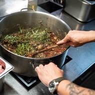 Šéfkuchařem je tu Karel Kasík, Heneš ale stále rád do kuchyně občas naskočí.