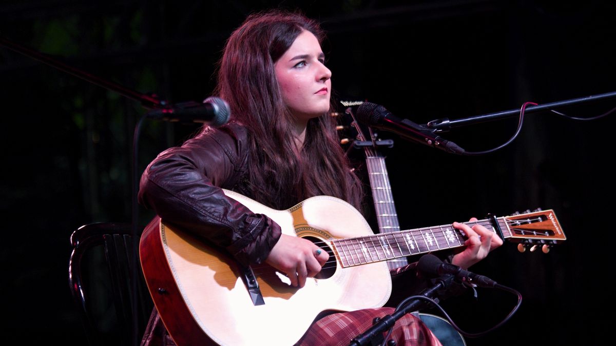 Teenagerka hraje na kytaru jako staří bluesmani