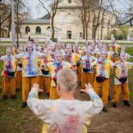 Oblíbeného vedoucího a malíře přivítalo několik desítek učitelových kopií.