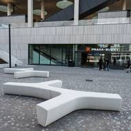 Na pilířích stojí také bubenské nádraží. Ve spodní části se v následujících měsících začnou otevírat obchody a další komerční prostory.