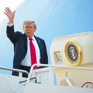 Trump při nástupu do letadla Air Force One na základně Joint Base Andrews v Marylandu. Následně odletěl na Aljašku. Obavy části ukrajinských a evropských politiků mírnil, když novinářům řekl, že případné rozhodnutí o výměně území je na Ukrajině. 