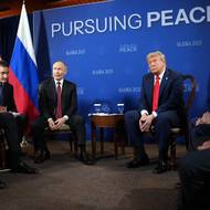 Na záběrech před začátkem jednání bylo vidět, že Trump a Putin sedí vedle sebe odděleni jen malým stolkem a po boku každého z nich jsou překladatelé. 