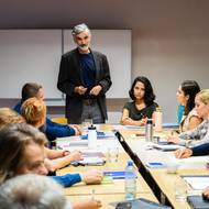 Uprostřed je Martin Myšička jako ředitel školy Petr.