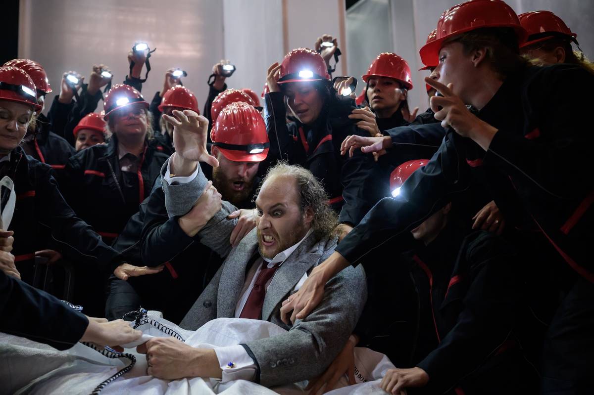 Na fotografii z inscenace Idomeneo, kterou tento čtvrtek uvede Státní opera, je Evan LeRoy Johnson v titulní roli.