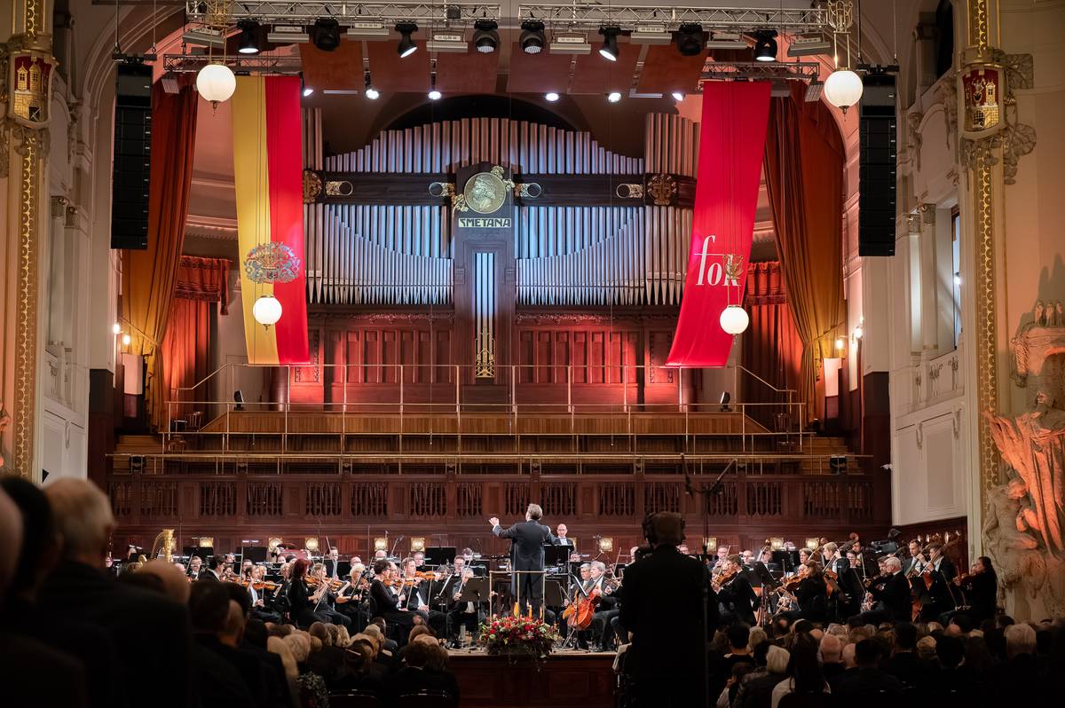 Symfonický orchestr hlavního města Prahy FOK tuto středu zahájil 91. sezonu v zaplněném Obecním domě inauguračním koncertem nového šéfdirigenta Tomáše Netopila.