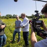 Na louce před kamerami se objevuje Tomáš Mosler, publicista, autor stránek Příbramský bublifuk (uprostřed) a popisuje plány s Fantovou loukou.