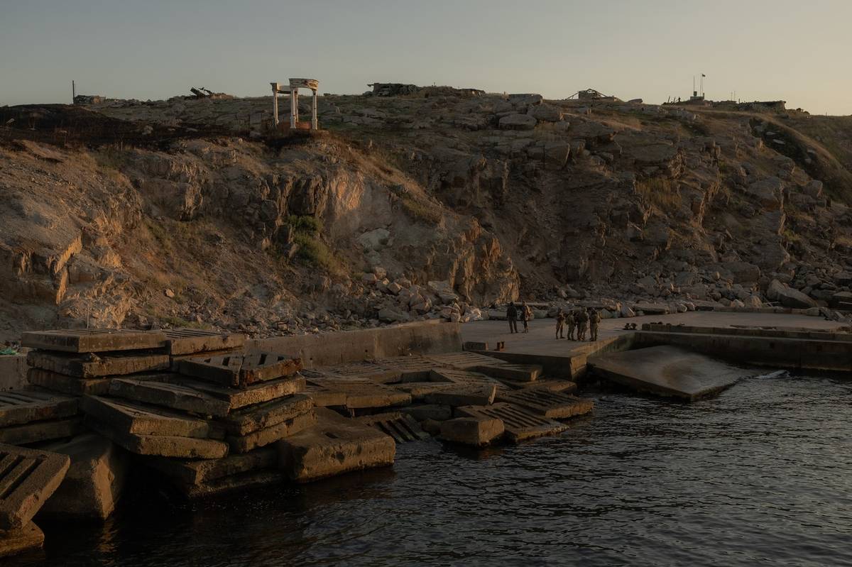 Zákopy protínající východní Ukrajinu jsou odtud stovky kilometrů daleko, ale pro ukrajinské jednotky rozmístěné na Hadím (někdy také Zmijím) ostrově  jde o důležité území v Černém moři. (14. srpna)