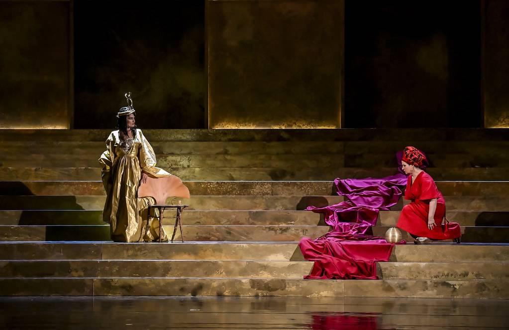 Václava Krejčí Housková v roli Amneris a Csilla Boross jako Aida.