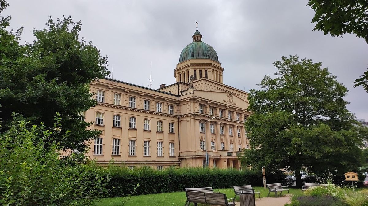 Soud zatím zakázal akademickému senátu katolické fakulty volit děkana