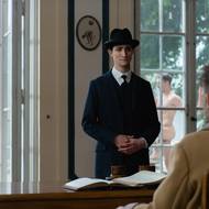 Idan Weiss jako Franz Kafka a Stanislav Majer v roli ředitele Justa.