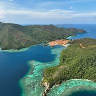 „Obnova po těžbě je velmi špatná,“ řekl agentuře AFP výkonný ředitel organizace Auriga Nusantara Timer Manurung. „Obáváme se, že současná těžba niklu bude mít dopad na souostroví Raja Ampat po celá desetiletí.“
(Molo postavené kvůli těžbu niklu na ostrově Kawei v Raja Ampat v Jihozápadní Papui, vyfoceno v prosinci 2024 a zveřejněno 24. září 2025.)