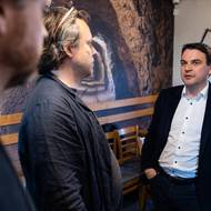 Petr Macinka a režiséři volební reality show: Vít Klusák (vlevo) a Filip Remunda.