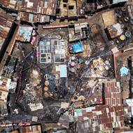 Koželužna Majema, která funguje od roku 2010, denně přijímá desítky čerstvých kůží koz a ovcí z celé Nigérie a sousedních zemí. Ty se třídí a zpracovávají po dobu devíti dnů.

(Letecký snímek koželužny Majemy ve čtvrti Kofar Wambai v Kanu, 10. září.)