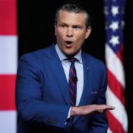 Jako první ke generálům promluvil Hegseth. Vojenským velitelům sdělil, že zavádí deset nových směrnic týkajících se fyzické zdatnosti, nových požadavků na zevnějšek (každý voják musí být hladce oholen) a bez větších detailů také hovořil o návratu k „nejvyššímu mužskému standardu“ pro bojové pozice.