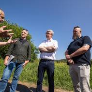 Ochrana vzácného místa, nebo výstavba domů? Diskuze se přenesla i před kamery. Zapojil se do ní i geolog Petr Kareš (vlevo).