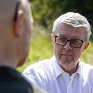 Příbram dnes vede hnutí ANO v koalici s ODS. Karel Havlíček poslouchá Jiřího Kubíka: „Dovolte, abych vám představil člověka, který se zajímá o vazby, které jsou v pozadí místních developerských projektů.“