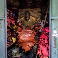 Nigérijské kožené výrobky jsou považovány za projev kulturního dědictví, které nyní mnoho lokálních zákazníků hledá.

(Místní kůže se prodává na trhu Kurmi v Kanu, 10. září.)