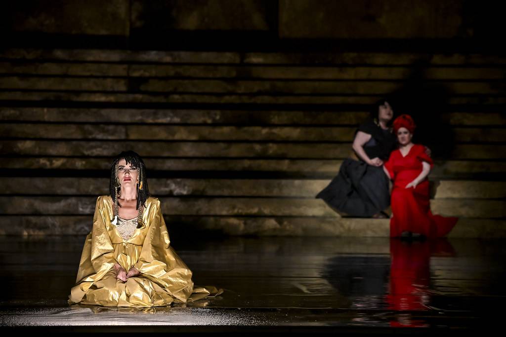 Vlevo je Václava Krejčí Housková v roli Amneris.