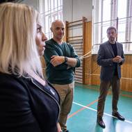 Ředitelka školy: „Sehnat včasnou intervenci je velký oříšek, odborníků je hrozně málo.“ Udělala vaše vláda dost? Ministr Rakušan: „Udělala dost od událostí na filozofické fakultě (prosinec 2023). Musím říct, že tohle byl budíček.“