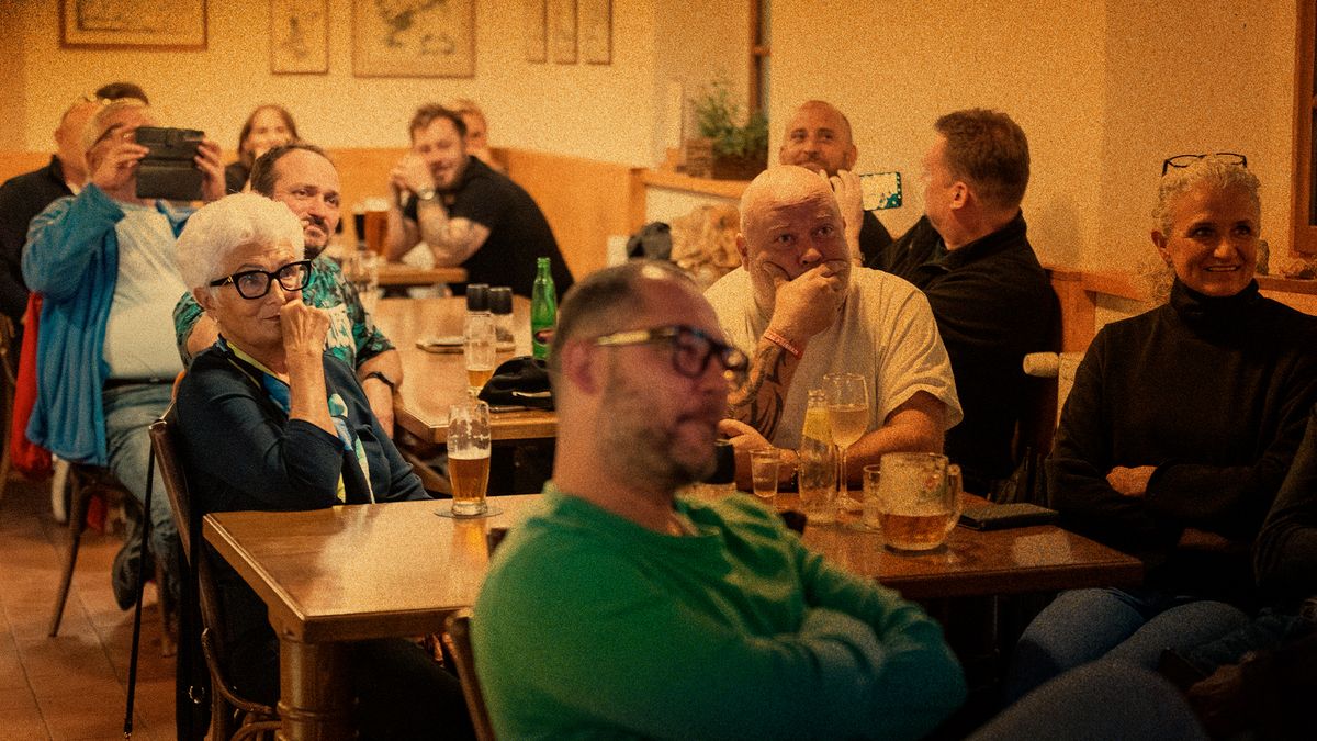 „Pěkně se nám tu politici odkopali.“ Hospoda z reality show jde volit