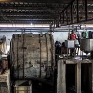 Moderní koželužny s nejmodernějším vybavením, jako je Ztannery, přijímají pouze velké objednávky placené v dolarech nebo eurech, čímž omezují přístup místním návrhářům, kteří by platili v místní měně.

(Dělníci v továrně Ztannery v Kanu, 11. září.)