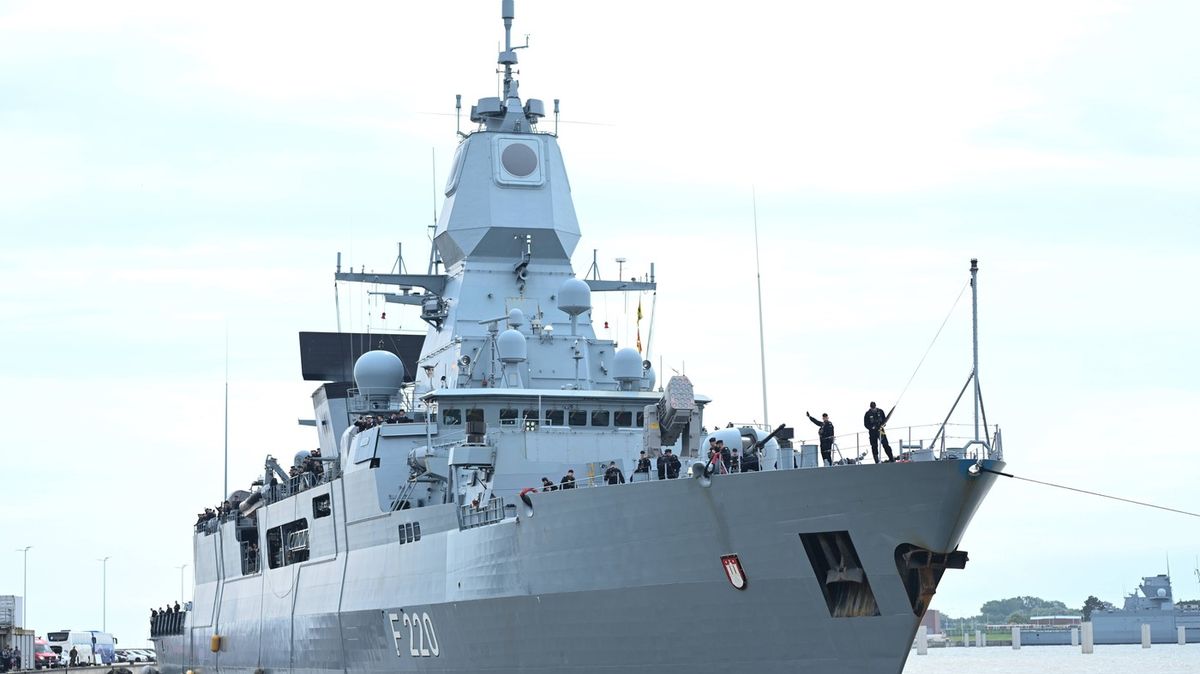 Další provokace? Ruské letouny opakovaně přeletěly nad německou fregatou