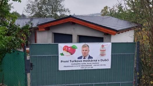 Není to vtip, je to Turkův výsměch. A teď má razítko úřadu