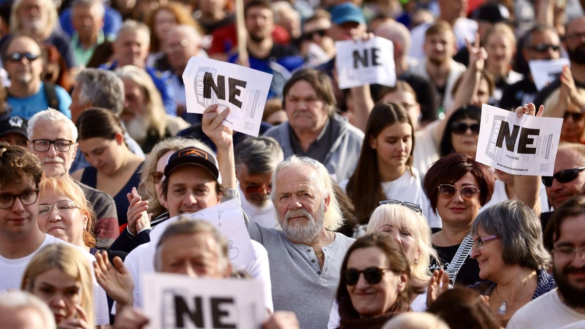 „Nepostupovali jsme dost tvrdě vůči dezolátům.“ Náměstí jde proti extremistům