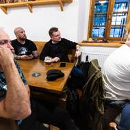 „Jsem rád, že Příbram mohla být u takového projektu,“ říká Radek Ctibor (vpravo u stolu u zdi). „Lidi ze sociální oblasti například říkají, že se konečně otevřely otázky týkající se jejich finančního ohodnocení. Učitelky ze základní školy jsou zase rády, že v dílu s Vítem Rakušanem se řešil nedostatek psychologů na školách…“