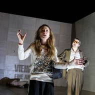 Drobná Kathleen Morgeneyer hraje Johannu Dark.