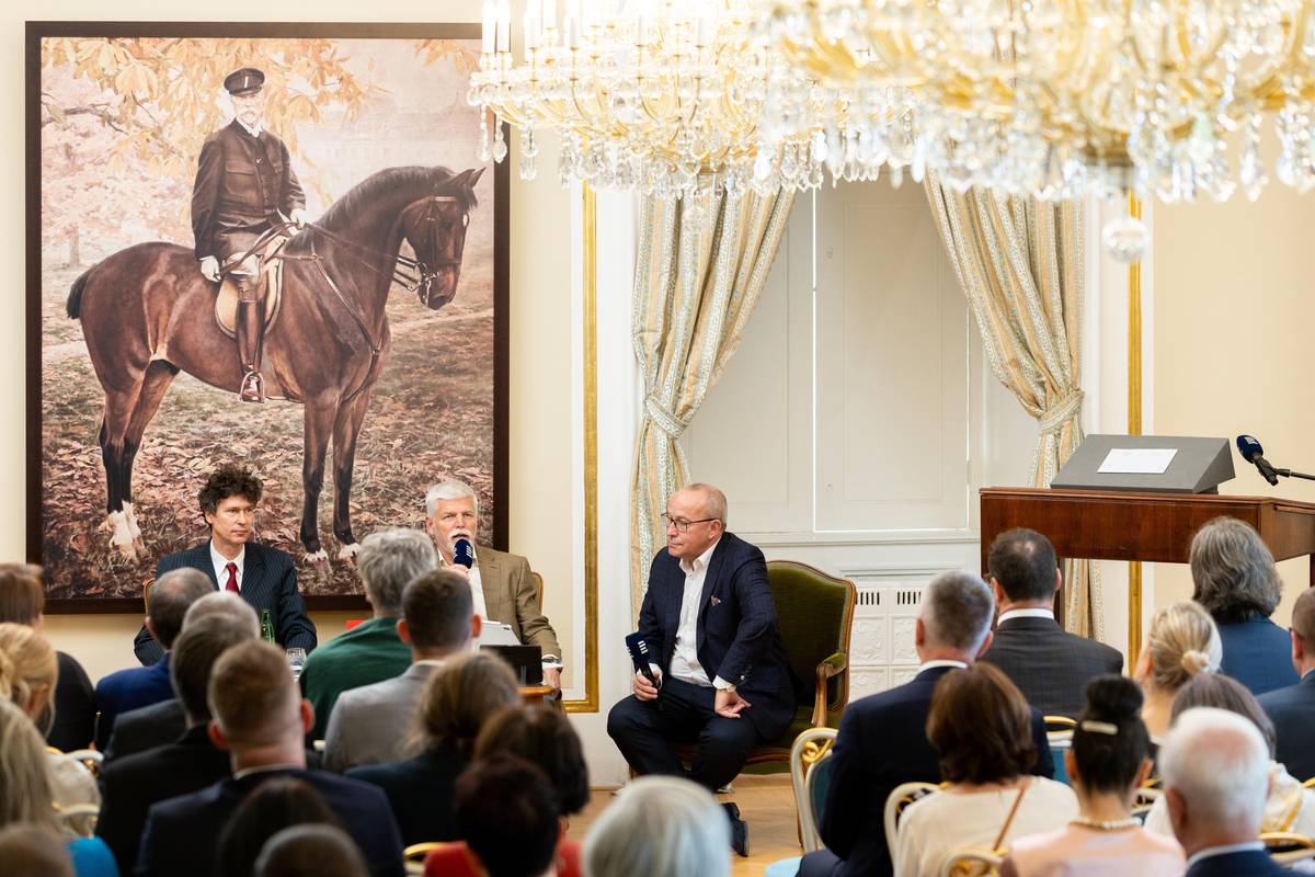Přímo na místě, kde byl vzkaz nadiktován, byl i otevřen. Na Masarykově oblíbeném zámku v Lánech. Otevření se zúčastnil i současný prezident Petr Pavel.