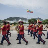 Modrý Nil spolu s Bílým Nilem tvoří zdroj největšího afrického veletoku; obě řeky se stékají v Súdánu, odkud Nil teče dál do Egypta. Zhruba 85 procent vody proudící v řece pochází ale z Etiopie. Obavy ze snížení množství proudící vody má proto i Súdán, etiopská přehrada navíc leží těsně u hranic.