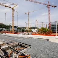 V okolí Dvoreckého mostu probíhá i další výstavba, a tak je panorama plné jeřábů.